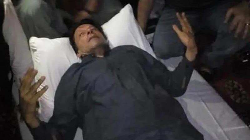L’ex-Premier ministre pakistanais Imran Khan blessé par balle, échappe à une tentative d’assassinat