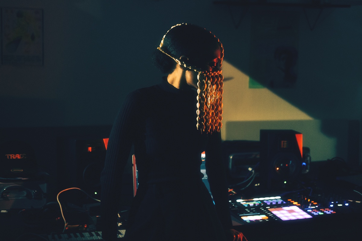 Asna, la DJ qui mélange les sonorités afro à la cavalcade techno